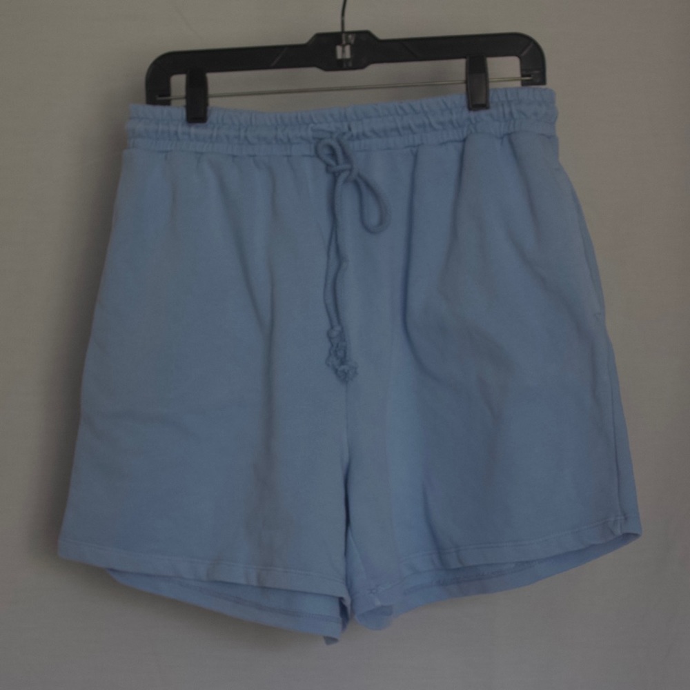 women’s blue cotton on shorts
size 8 us, would fit a large!!
great condition
